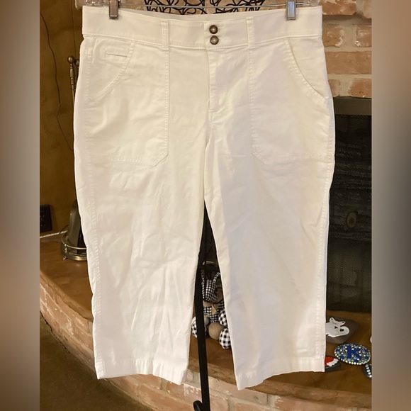 Dockers Pants - Dockers “khaki goodness inside” White Capri’s